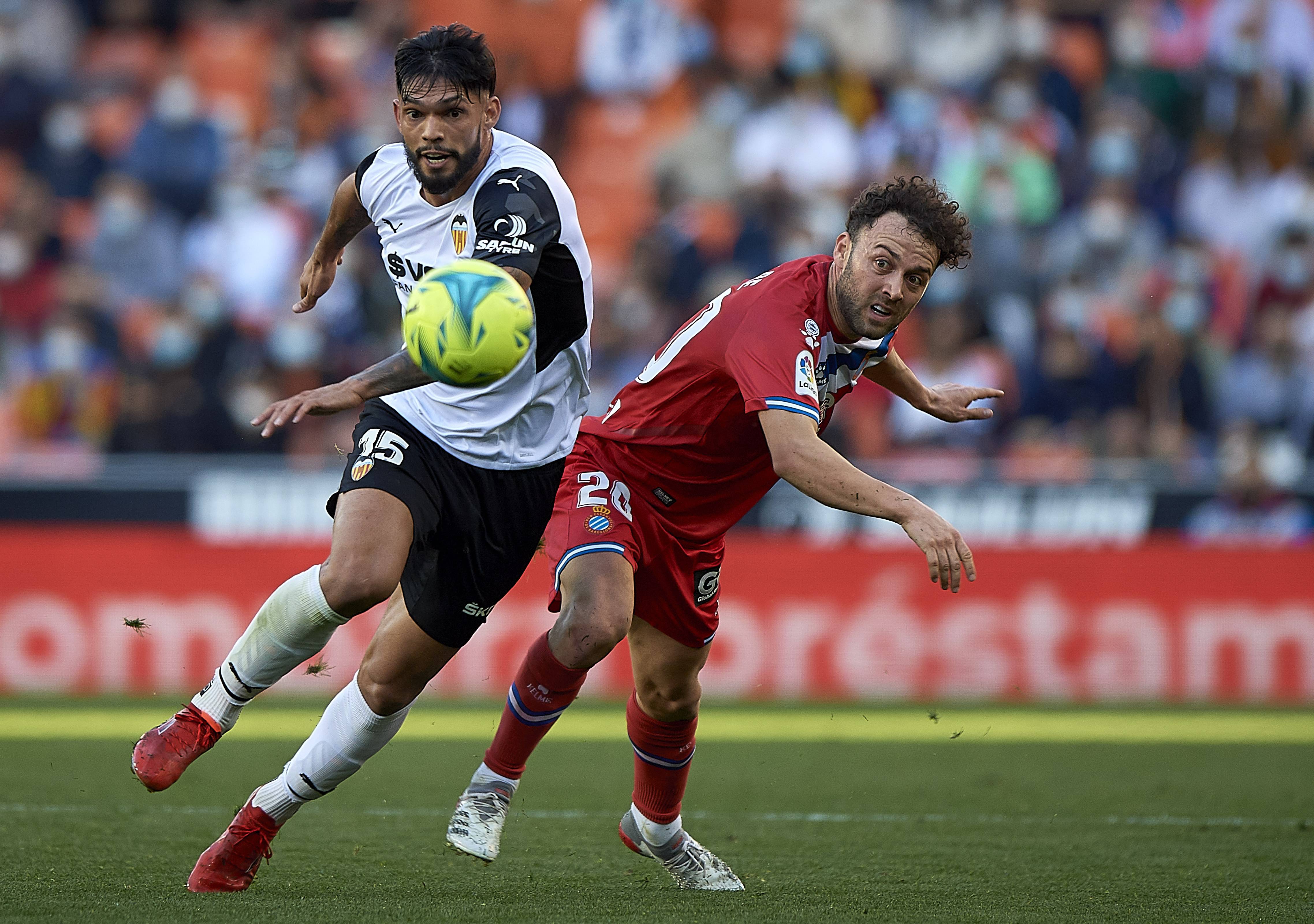 包含比利亚雷亚尔新援表现亮眼，成为球队关键力量的词条